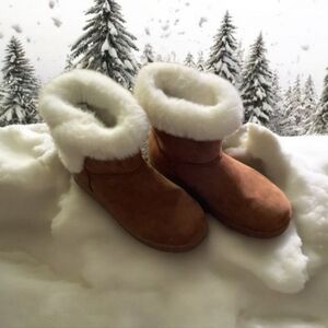 OS boots winter faux suede faux fur size (9) rubber soles light brown wa…